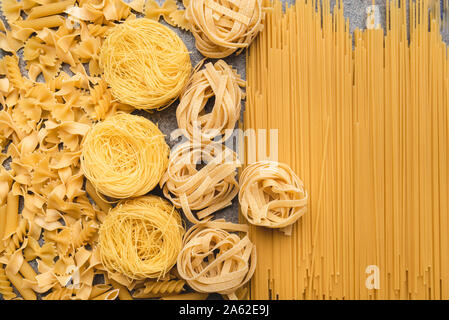 Différents types de pâtes que nous utilisons tous les jours dans la cuisine lors de la cuisson. Vue de dessus. Des produits. Place pour une description ou du texte. Banque D'Images