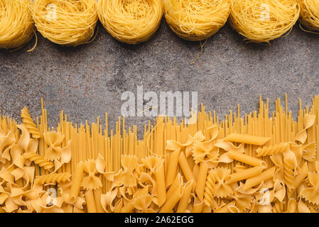 Différents types de pâtes que nous utilisons tous les jours dans la cuisine lors de la cuisson. Vue de dessus. Des produits. Place pour une description ou du texte. Banque D'Images