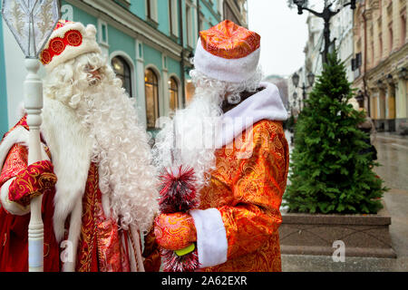 Les gens en costume de Ded Moroz à se parler dans la rue de Moscou, Russie Banque D'Images