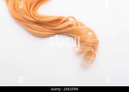 Ressources humaines, naturelles cheveux blonds couleur miel blanc sur fond isolé. Élégant, couleurs à la mode cette année. Blond secoué, vague et ondulant Banque D'Images