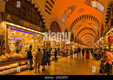 ISTANBUL Turquie le marché aux épices ou Misir Carsisi INTÉRIEUR DE LA PARTIE MODERNE DU MARCHÉ D'une galerie marchande Banque D'Images