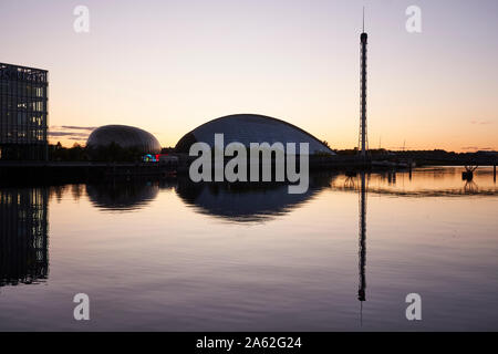 La Rivière Clyde à Glasgow, près de Finnieston, montrant de gauche à droite : BBC Scotland, Cineworld, Centre des sciences de Glasgow, Glasgow Tower. Banque D'Images