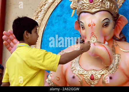 Mumbai, Maharashtra, Inde, Asie du sud-est : atelier pour des idoles de seigneur Ganesh donnant artiste touche finale au Seigneur Ganesha. Banque D'Images