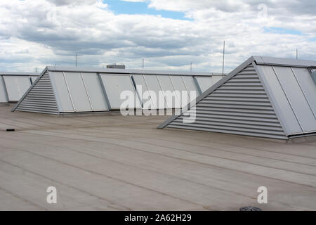 Toit plat avec beaucoup de grands puits de lumière et isolation hydraulique sur membranes hall industriel ou d'un bâtiment moderne Banque D'Images