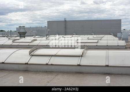 Toit plat avec beaucoup de grands puits de lumière et isolation hydraulique sur membranes hall industriel ou d'un bâtiment moderne Banque D'Images