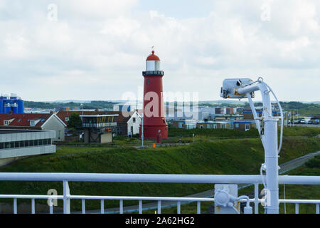 Roter Leuchtturm im Hafen von Becken Ijmuiden bei Amsterdam Banque D'Images