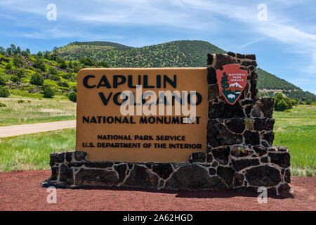 Un soleil éclatant brille sur le cône de cendre volcanique au monument national du volcan Capulin, Nouveau-Mexique, États-Unis Banque D'Images