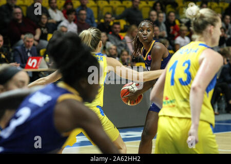 Gdynia, Pologne. , . Laetitia Kamba (21) de BLMA est vu en action lors d'Euroligue de basket-ball femme match entre l'Arka Gdynia (Pologne) et basket Lattes Montpellier Association (France) à Gdynia, Pologne le 23 octobre 2019 Credit : Vadim/Pacajev Alamy Live News Banque D'Images