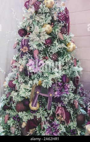 Un fragment de design-Noël ornements d'arbre de Noël et maison de chambres. Décoration de la salle des fêtes. Banque D'Images