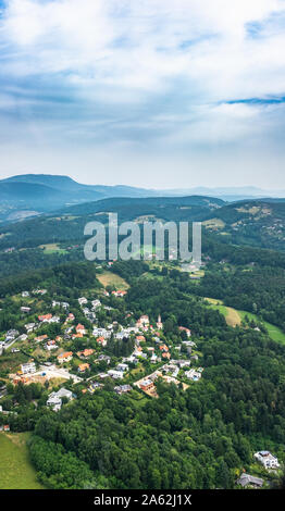 Vue aérienne de la petite ville Maria Grün avec église en ville Graz du drone hélicoptère sur une journée d'été en Autriche, Europe Banque D'Images