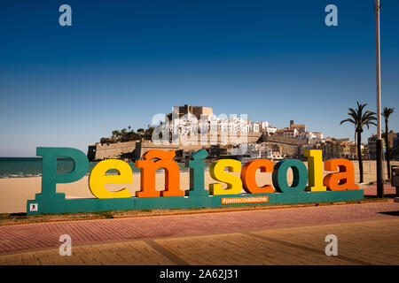 Peniscola grande lettre signe sur la promenade avec le château à Peniscola en espagne construit sur le point le plus élevé de la ville derrière. Banque D'Images