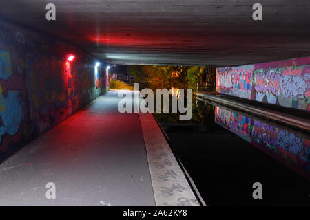 Leeds à Liverpool sous le canal Wellington Road Bridge à Londres. Banque D'Images