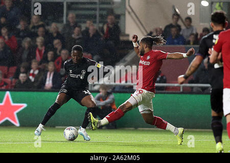 Bristol, Royaume-Uni. 23 Oct, 2019. Jonathan Leko de Charlton Athletic et Ashley Williams, de la ville de Bristol pendant le match de championnat EFL Sky Bet entre Bristol City et Charlton Athletic à Ashton Gate, Bristol, Angleterre le 23 octobre 2019. Photo par Dave Peters. Usage éditorial uniquement, licence requise pour un usage commercial. Aucune utilisation de pari, de jeux ou d'un seul club/ligue/dvd publications. Credit : UK Sports Photos Ltd/Alamy Live News Banque D'Images