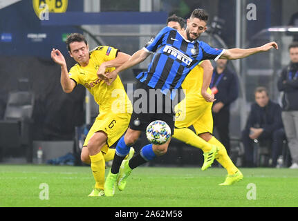 Milano, Italie. 23 Oct, 2019. Football : Ligue des Champions, l'Inter Milan - Borussia Dortmund, phase Groupe, Groupe F, Journée 3. Dortmund's Thomas Delaney (l) dans un duel avec l'Inter Milan, Roberto Gagliardini. Crédit : Bernd Thissen/dpa/Alamy Live News Banque D'Images