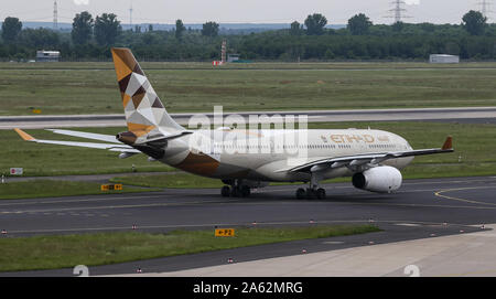 DUSSELDORF, ALLEMAGNE - le 26 mai 2019 : Etihad Airways Airbus A330-243 (CN 729) taxi à l'aéroport de Düsseldorf. Banque D'Images