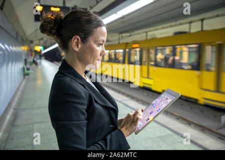 Une femme travaille, à partir de la voie de travail, sur la route, mobile, la station de métro, Banque D'Images