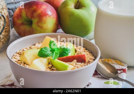 Délicieux doux petit déjeuner sain. Porridge aux pommes sur la table de la cuisine. Banque D'Images