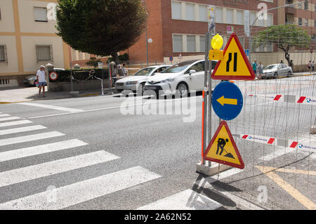 Cadiz-Spain 2019-08-07, Mesh, grillage souple avec la construction de routes jaune signes. Banque D'Images