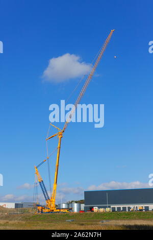 Une tonne 1000 grue est configuré et prêt à soulever les unités de climatisation sur le nouveau Amazon warehouse à Temple Green à Leeds Banque D'Images