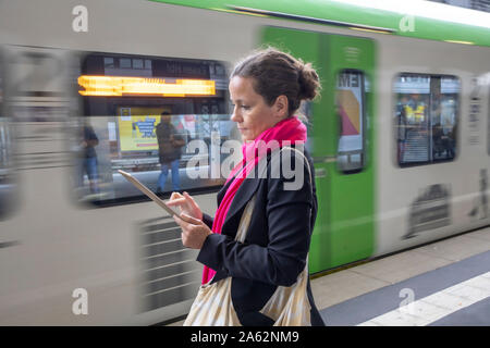 Une femme travaille, à partir de la voie de travail, sur la route, mobile, de la gare, Banque D'Images