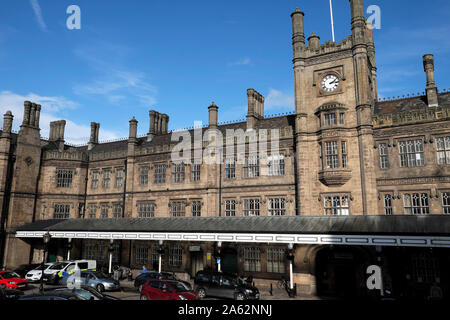 Vue extérieure façade de l'entrée principale de la gare de Shrewsbury avec des voitures et de ciel bleu dans le Shropshire, England UK KATHY DEWITT Banque D'Images