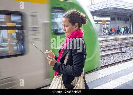 Une femme travaille, à partir de la voie de travail, sur la route, mobile, de la gare, Banque D'Images