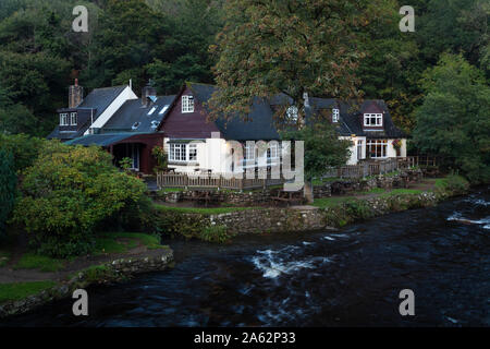 Fingle Bridge Inn au bord de la rivière Teign sur le parc national de Dartmoor. Banque D'Images