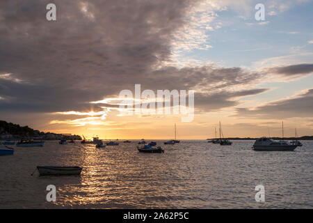 Vue sur Appledore depuis la plage d'Instow avec des bateaux dans la rivière au coucher du soleil Banque D'Images