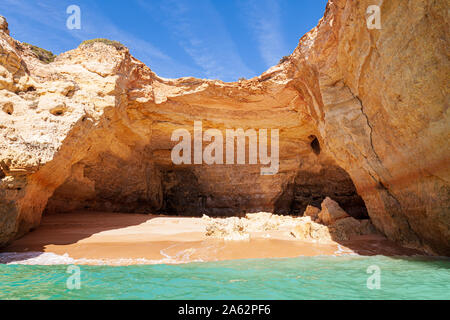 Vue de la côte de l'algarve la fin de l'été d'affleurements rocheux grottes et falaises de la mer Banque D'Images