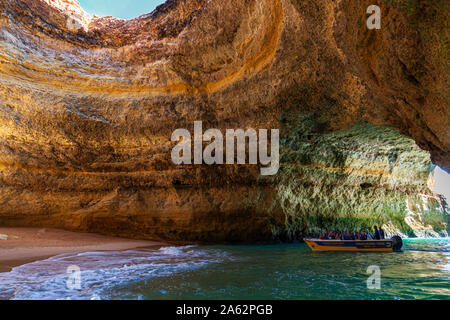 Benagil est un petit village portugais sur la côte atlantique dans la municipalité de Lagoa, Algarve, Benagil grottes sont un endroit populaire pour des excursions en mer Banque D'Images