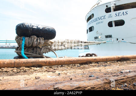 Cadix-Espagne, 2019-08-07, navire à passagers à teathered bollard en acier dans le port de Cadix , Espagne Banque D'Images