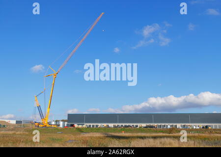 Une tonne 1000 grue est configuré et prêt à soulever les unités de climatisation sur le nouveau Amazon warehouse à Temple Green à Leeds Banque D'Images