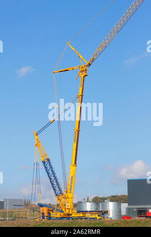 Une tonne 1000 grue est configuré et prêt à soulever les unités de climatisation sur le nouveau Amazon warehouse à Temple Green à Leeds Banque D'Images