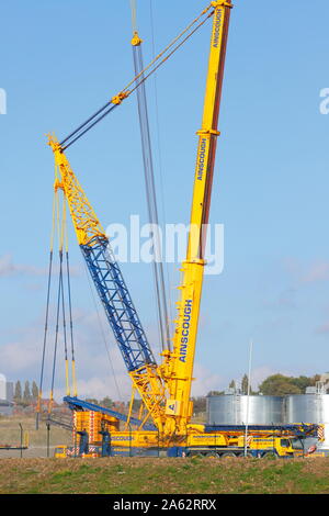 Une tonne 1000 grue est configuré et prêt à soulever les unités de climatisation sur le nouveau Amazon warehouse à Temple Green à Leeds Banque D'Images