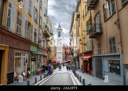 Vue sur le clocher campanile de la cathédrale de Nice à Place Rossetti en touristes profiter de la fin de l'après-midi à Nice, France. Banque D'Images