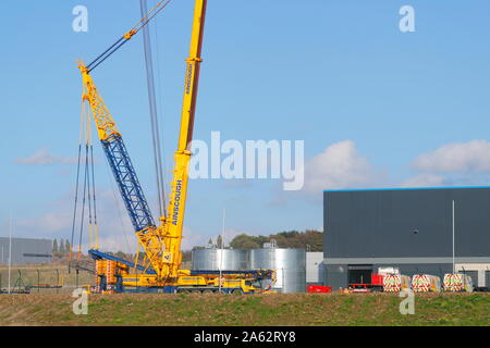 Une tonne 1000 grue est configuré et prêt à soulever les unités de climatisation sur le nouveau Amazon warehouse à Temple Green à Leeds Banque D'Images