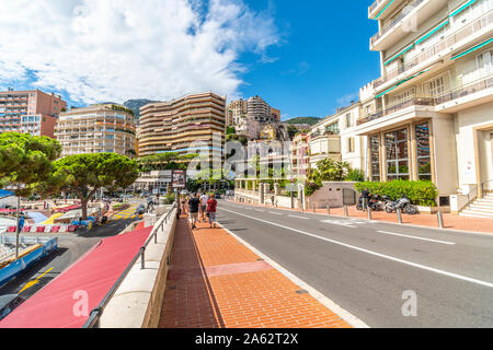 Les piétons à pied le Grand Prix circuit de rue près de St consacrer à Monte Carlo, Monaco. Banque D'Images