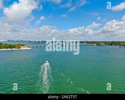 Vue aérienne d'open street bridge crossing océan avec petit bateau et reliant la baie de l'île et Sarasota, Floride, USA Banque D'Images