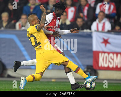 Prague, République tchèque. 23 Oct, 2019. L-R Arturo Vidal (Barcelone) et Peter Olayinka (Slavia) en action lors de la Ligue des Champions de football, groupe F, 3ème tour, match SK Slavia Praha vs FC Barcelone, le 23 octobre 2019, à l'Sinobo Stadium à Prague, République tchèque. Credit : Ondrej Deml/CTK Photo/Alamy Live News Banque D'Images