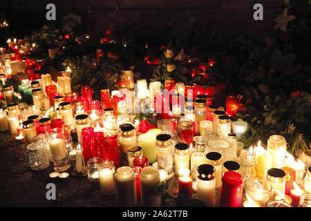 Des bougies à la mémoire des victimes d'extrême-droite après une attaque contre le peuple juif dans la synagogue et deux personnes tuées à Halle (Saale), Allemagne Banque D'Images