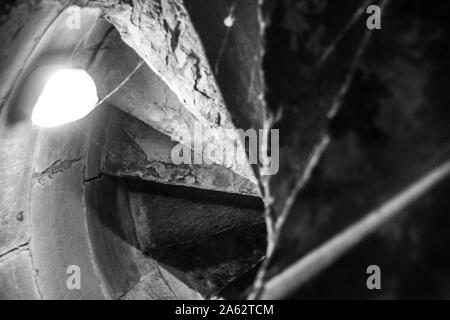 Image en noir et blanc d'un escalier à vis dans une tour de l'église. Banque D'Images