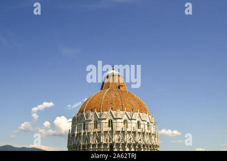 Haut de la coupole du baptistère de Saint Jean sur la Piazza dei Miracoli dans le centre historique de Pise avec un fond de ciel bleu clair, Toscane, Italie Banque D'Images