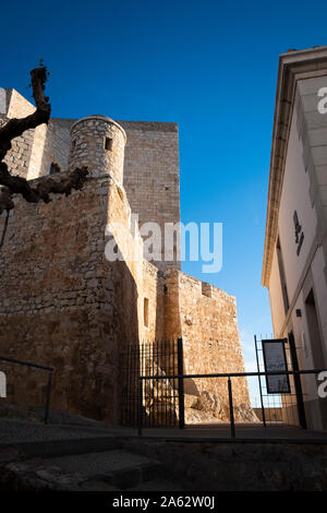 Rue étroite aux côtés de Peniscola Château menant à la mer à Peniscola Espagne Banque D'Images