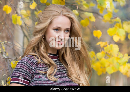 Belle femme enceinte avec son mari walking in autumn park Banque D'Images