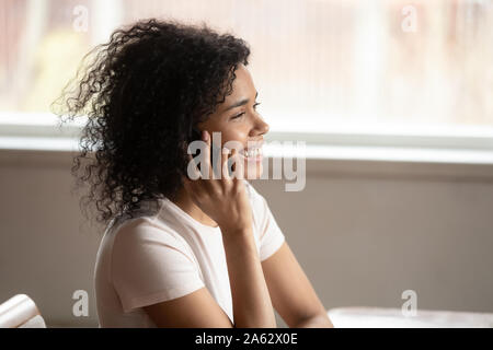 Happy african american woman talking on mobile phone. Banque D'Images