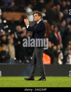 Fulham manager Scott Parker applaudit les fans à plein temps au cours de la Sky Bet Championship match à Craven Cottage, à Londres. Banque D'Images