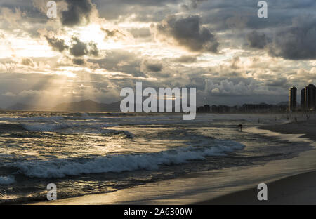 Côte plage de Barra da Tijuca à Rio de Janeiro la mer au coucher du soleil. Banque D'Images