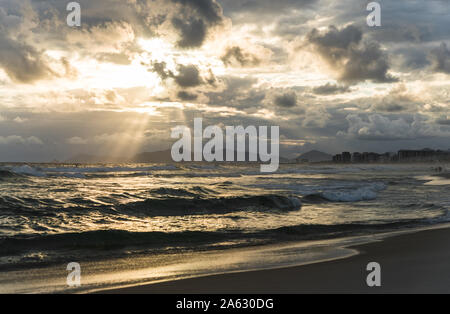 Côte plage de Barra da Tijuca à Rio de Janeiro la mer au coucher du soleil. Banque D'Images