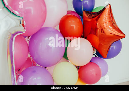 Ballons colorés en vacances anniversaire rouge nice Banque D'Images