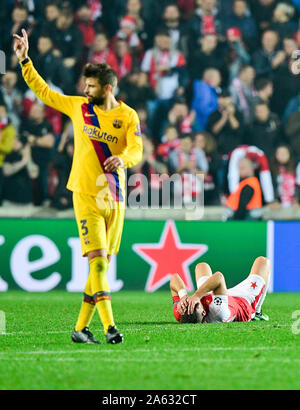 Prague, République tchèque. 23 Oct, 2019. L-R Gerard Pique (Barcelone) et Vladimir Coufal (Slavia) n'est observée après la Ligue des Champions de football, groupe F, 3ème tour, match SK Slavia Praha vs FC Barcelone, le 23 octobre 2019, à l'Sinobo Stadium à Prague, République tchèque. Photo : CTK/Vondrous Romain Photo/Alamy Live News Banque D'Images